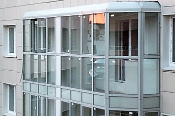 Остекление балкона и лоджии алюминиевым профилем: преимущества и недостатки 