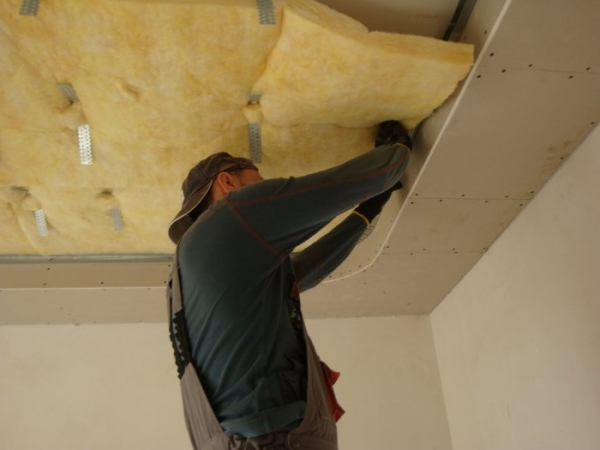 Как сделать шумоизоляцию потолка своими руками?