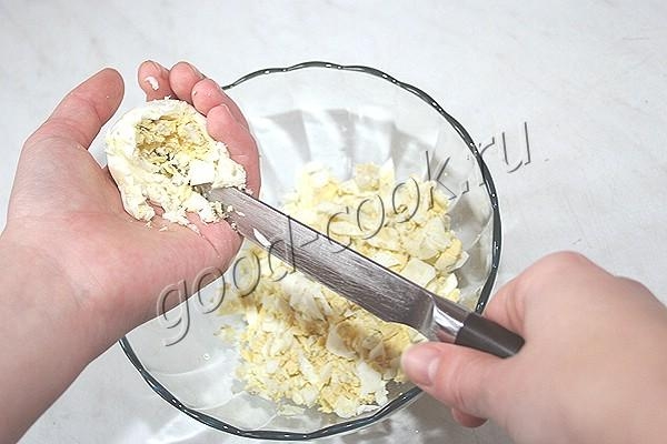 яичный салат с сыром и кукурузой
